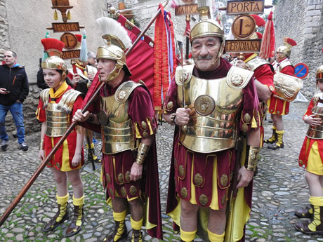 Lliurament del Penó dels Manaies