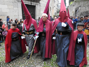 Setmana Santa 2022 a Girona. Sortida dels Manaies per lliurar el Penó