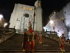 Setmana Santa 2022 a Girona. Sortida dels Manaies per lliurar el Penó