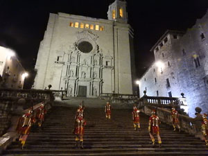 Setmana Santa 2022 a Girona. Sortida dels Manaies per lliurar el Penó