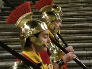 Setmana Santa 2022 a Girona. Sortida dels Manaies per lliurar el Penó