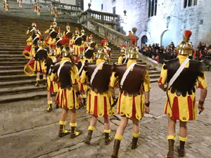 Setmana Santa 2022 a Girona. Sortida dels Manaies per lliurar el Penó