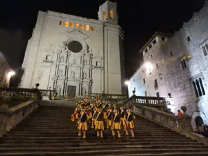 Setmana Santa 2022 a Girona. Sortida dels Manaies per lliurar el Penó