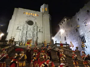 Setmana Santa 2022 a Girona. Sortida dels Manaies per lliurar el Penó