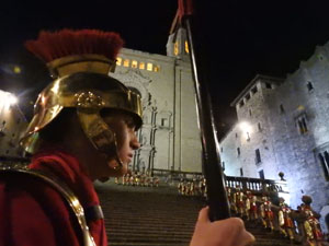 Setmana Santa 2022 a Girona. Sortida dels Manaies per lliurar el Penó