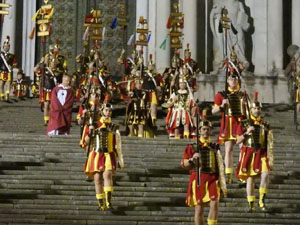 Setmana Santa 2022 a Girona. Sortida dels Manaies per lliurar el Penó