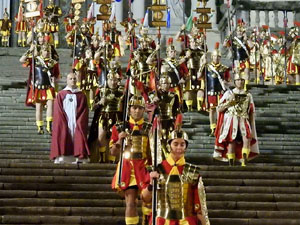 Setmana Santa 2022 a Girona. Sortida dels Manaies per lliurar el Penó