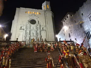 Setmana Santa 2022 a Girona. Sortida dels Manaies per lliurar el Penó