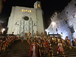 Setmana Santa 2022 a Girona. Sortida dels Manaies per lliurar el Penó