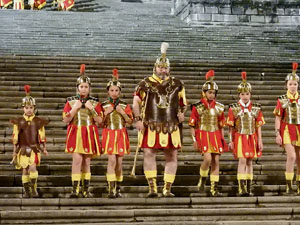 Setmana Santa 2022 a Girona. Sortida dels Manaies per lliurar el Penó