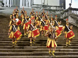 Setmana Santa 2022 a Girona. Sortida dels Manaies per lliurar el Penó