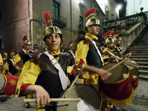 La banda de música del Manaies entrant a la plaça de la Catedral