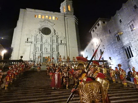 Manaies a les escales de la Catedral