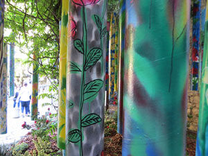 Temps de Flors 2021. Muralla al costat de la Carbonera