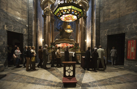Cambril de la capella de Sant Narcís, després de la missa en honor al sant, per anar a recollir el tradicional cotó remeier del sant. 2007