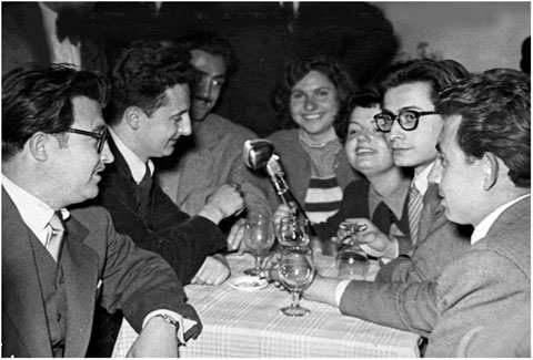 Alguns membres del grup Postectura entrevistats a la r&agrave;dio durant el lliurament dels 'Premios Condado San Jorge'. 1950