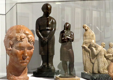 Enric Casanovas, 'La meva dona', s/d, Terracota i base de fusta. Sebasti&agrave; Badia, 'Maternitat', s/d, bronze i base de fusta. Manolo Hugu&eacute;, 'Noia', s/d, bronze i base de marbre. Julio Antonio, 'Projecte de monument a Enric Granados', 1918, guix amb p&agrave;tina i base de marbre