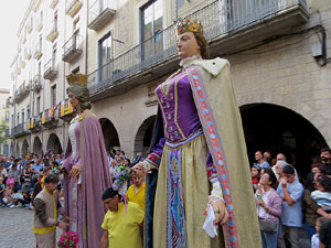 Fires de Sant Narc&iacute;s 2022. Toc de rams. Cerim&ograve;nia del canvi de rams de les gegantes