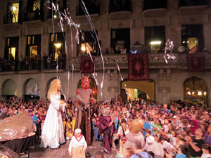 Fires de Sant Narcís 2022. El pregó. Ballades a la plaça del Vi