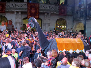 Fires de Sant Narcís 2022. El pregó. Ballades a la plaça del Vi