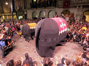 Fires de Sant Narcís 2022. El pregó. Ballades a la plaça del Vi