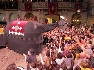 Fires de Sant Narcís 2022. El pregó. Ballades a la plaça del Vi