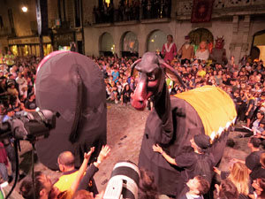 Fires de Sant Narcís 2022. El pregó. Ballades a la plaça del Vi