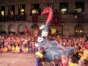 Fires de Sant Narcís 2022. El pregó. Ballades a la plaça del Vi