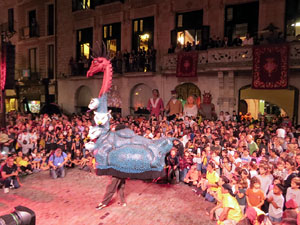 Fires de Sant Narcís 2022. El pregó. Ballades a la plaça del Vi