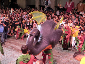 Fires de Sant Narcís 2022. El pregó. Ballades a la plaça del Vi