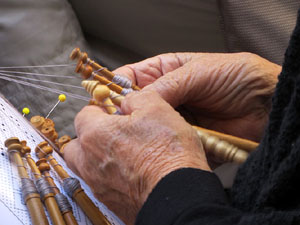 Fires de Sant Narcís 2022. Trobada de puntaires al pati de les Magnòlies