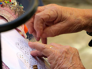 Fires de Sant Narcís 2022. Trobada de puntaires al pati de les Magnòlies