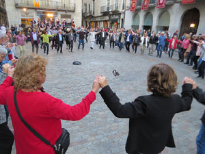 Fires de Sant Narcís 2022. Ballada de sardanes amb la Cobla Montgrins a la plaça del Vi