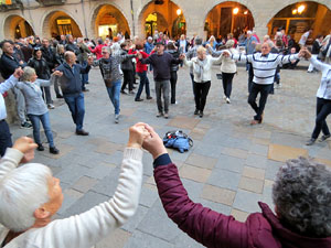 Fires de Sant Narcís 2022. Ballada de sardanes amb la Cobla Montgrins a la plaça del Vi