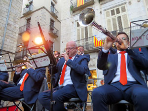Fires de Sant Narcís 2022. Ballada de sardanes amb la Cobla Montgrins a la plaça del Vi