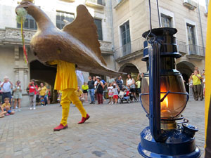 Arribada a la pla&ccedil;a del Vi i ball de l'&Agrave;liga de la Ciutat