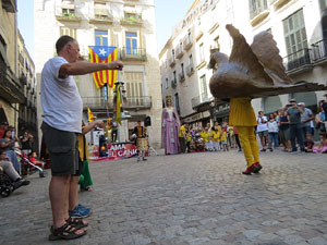 Arribada a la pla&ccedil;a del Vi i ball de l'&Agrave;liga de la Ciutat