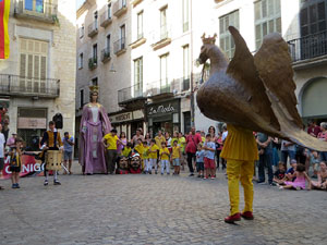 Arribada a la pla&ccedil;a del Vi i ball de l'&Agrave;liga de la Ciutat