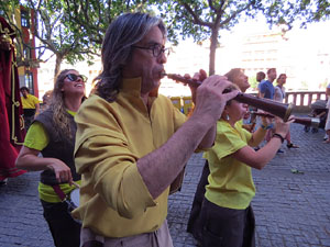 Cercavila de la Flama del Canig&oacute; 2022 fins la pla&ccedil;a del Vi