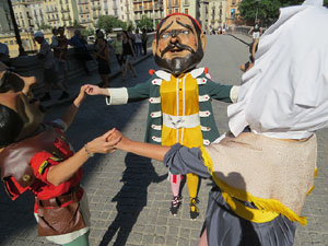 Cercavila de la Flama del Canig&oacute; 2022 fins la pla&ccedil;a del Vi