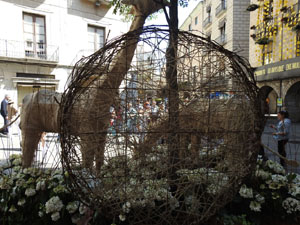 Temps de Flors 2022. Pujada del pont de Pedra