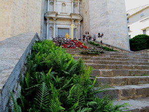 Temps de Flors 2022. Basílica de Sant Feliu. Escalinata principal