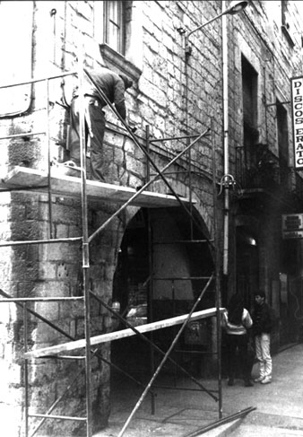 Obres al carrer Abeuradors. S'hi observa el cartell de Discos Erato. 1975