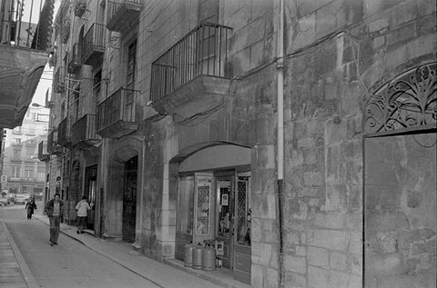 El carrer de l'Albereda. Al fons, la plaça del Vi. 1976