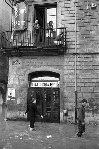 La perruqueria Roig, a l'encreuament entre la pujada del pont de Pedra i el carrer de l'Albereda, durant una inundació. 1962
