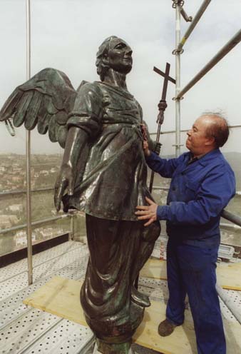 Obres de restauraci del campanar de la Catedral dutes a terme entre gener i setembre de 2003. Neteja de l'Àngel a càrrec de Joan Ensesa. 2003