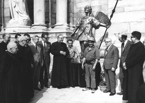 Acte oficial amb motiu de la col·locació de l'àngel nou al campanar de la Catedral. Entre els assistents a l'acte Mn. Taberner, l'alcalde Josep Bonet, el governador civil Víctor Hellín Sol, el bisbe Narcís Jubany i l'artista Ramon Carrera. 1968