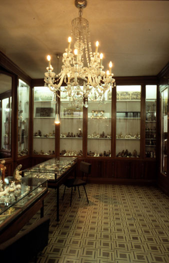 Interior de l'establiment comercial Novedades Massot situat al carrer Argenteria. 1988