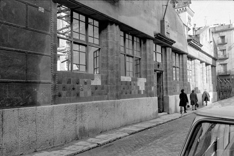 Obres d'enderrocament de l'antiga Escola de Mestres, obra de Rafael Masó, al carrer Anselm Clavé. 1972