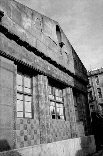Obres d'enderrocament de l'antiga Escola de Mestres, obra de Rafael Masó, al carrer Anselm Clavé. 1972